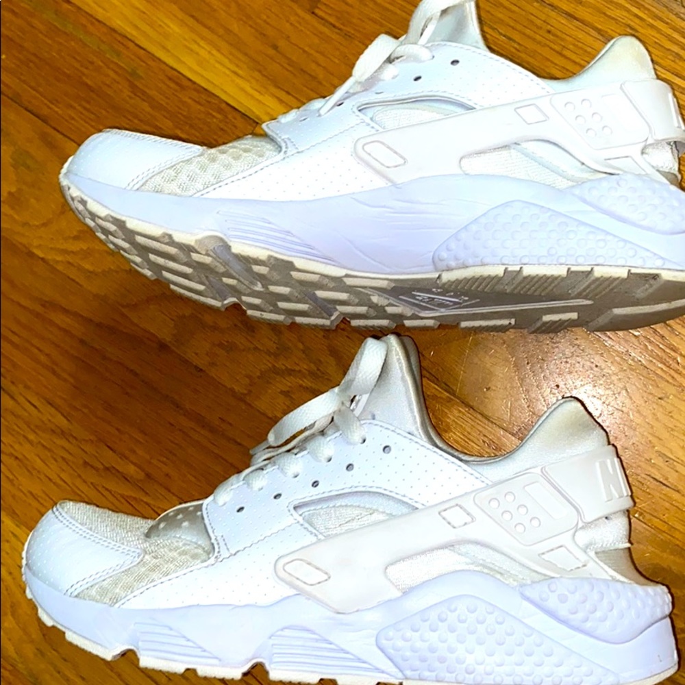 white nike haurachies sneakers